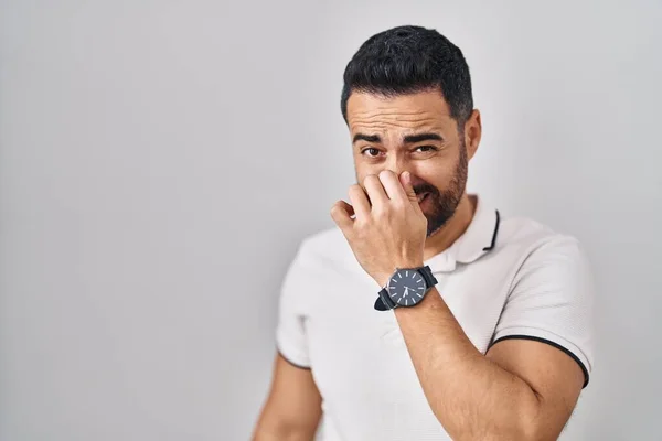 Young Hispanic Man Beard Wearing Casual Clothes White Background Smelling — Fotografia de Stock
