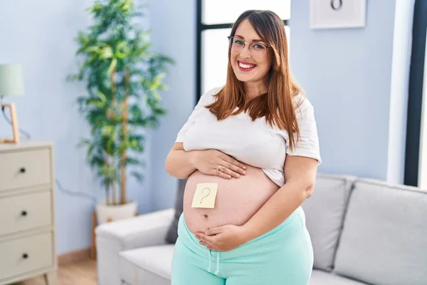 Těhotná Žena Očekává Dítě Zvědavý Sex Usmívá Veselým Chladným Úsměvem — Stock fotografie
