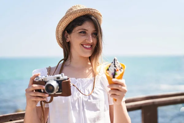 Mladá Hispánka Žena Turista Drží Fotoaparát Jíst Zmrzlinu Moře — Stock fotografie