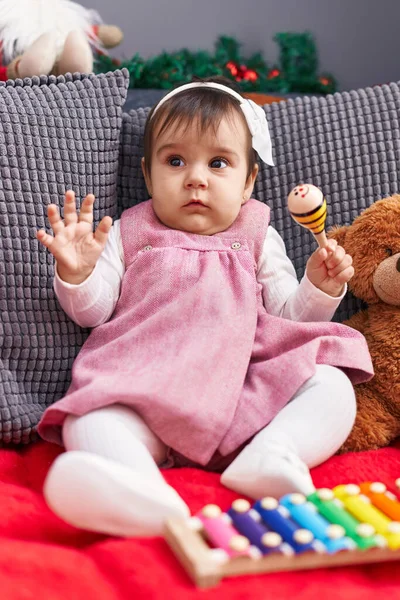 Förtjusande Latinamerikansk Bebis Som Sitter Soffan Och Spelar Maraca Hemma — Stockfoto
