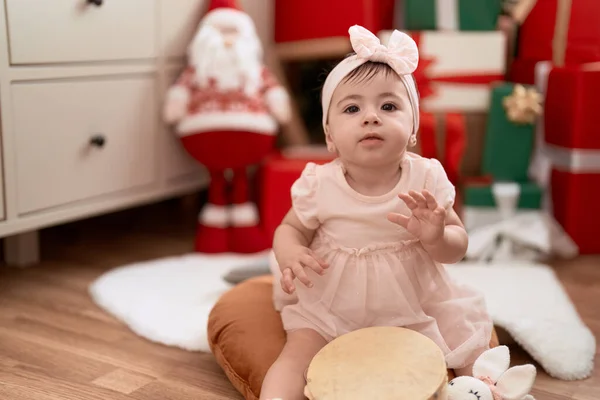 Evde Noel Hediyesi Olarak Yerde Oturmuş Tef Çalan Sevimli Çocuk — Stok fotoğraf