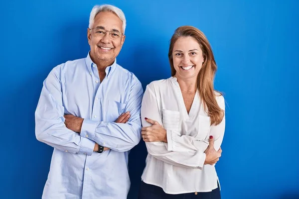 Middle Age Hispanic Couple Standing Blue Background Happy Face Smiling — 图库照片