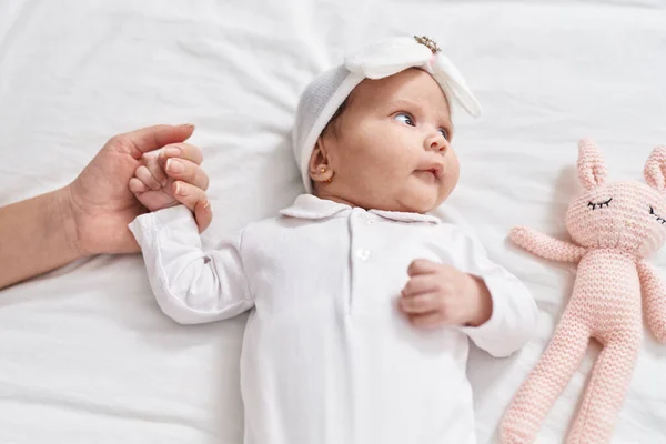 Sevimli Spanyol Bebek Yatak Odasında Annesinin Elini Tutarak Yatıyor — Stok fotoğraf
