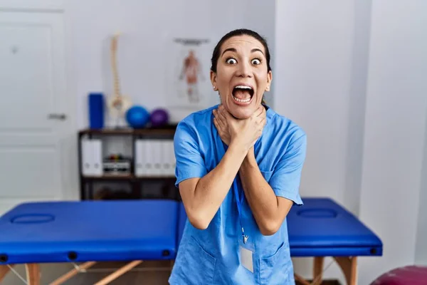 Mladá Hispánka Uniformě Fyzioterapeutky Která Stojí Klinice Křičí Dusí Protože — Stock fotografie
