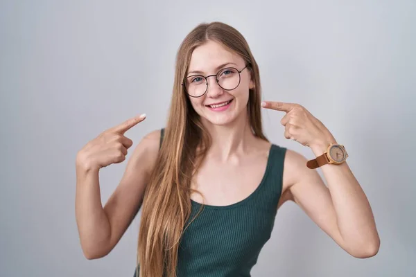 Young Caucasian Woman Standing White Background Smiling Cheerful Showing Pointing — Foto de Stock