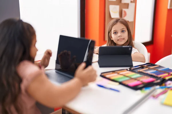 Δύο Παιδιά Μαθητές Που Χρησιμοποιούν Φορητό Υπολογιστή Και Touchpad Μελέτη — Φωτογραφία Αρχείου
