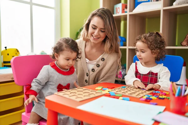Teacher Girls Playing Maths Puzzle Game Sitting Table Kindergarten — Stockfoto