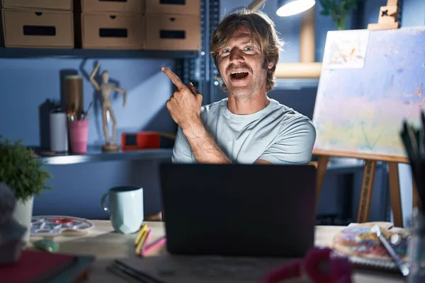Middle Age Man Sitting Art Studio Laptop Night Big Smile —  Fotos de Stock