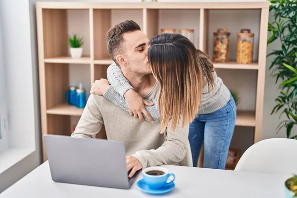 Άντρας Και Γυναίκα Ζευγάρι Που Χρησιμοποιούν Φορητό Υπολογιστή Αγκαλιάζονται Και — Φωτογραφία Αρχείου