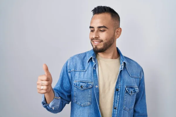 Jovem Hispânico Homem Sobre Isolado Fundo Olhando Orgulhoso Sorrindo Fazendo — Fotografia de Stock