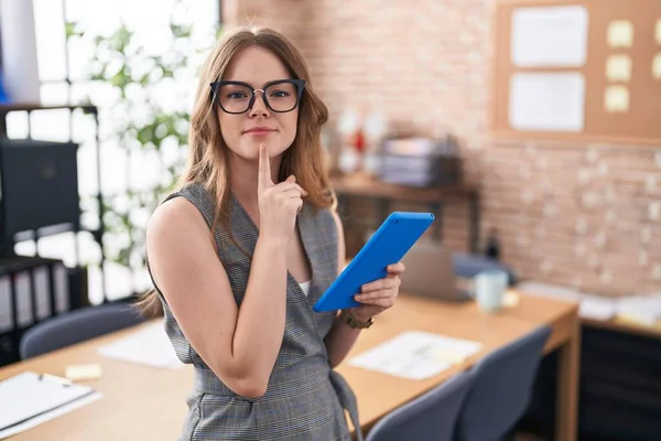 Caucasian Woman Working Office Wearing Glasses Thinking Concentrated Doubt Finger — 图库照片