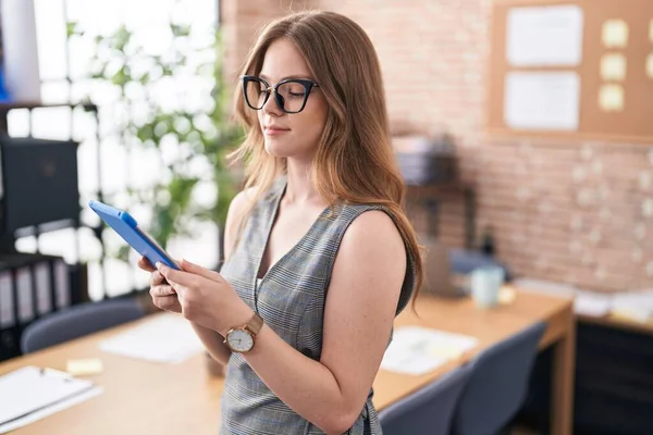Caucasian Woman Working Office Wearing Glasses Looking Side Relax Profile — ストック写真