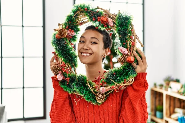 Jovem Hispânica Sorrindo Confiante Segurando Decoração Natal Casa — Fotografia de Stock