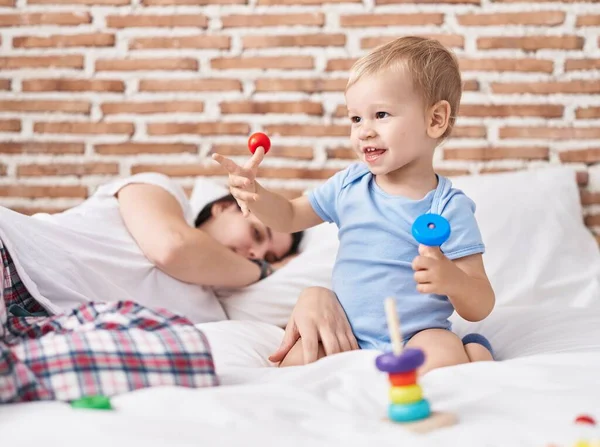Anya Fia Játszik Ágyban Alszik Hálószobában — Stock Fotó