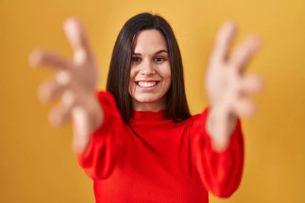 Young Hispanic Woman Standing Yellow Background Looking Camera Smiling Open — Foto de Stock