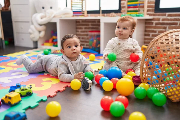 Дві Чарівні Немовлята Грають Кульками Сидячи Підлозі Дитячому Садку — стокове фото