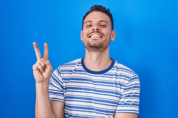 Young Hispanic Man Standing Blue Background Smiling Happy Face Winking — Stockfoto