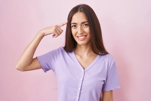 Young Hispanic Woman Long Hair Standing Pink Background Smiling Pointing — Φωτογραφία Αρχείου