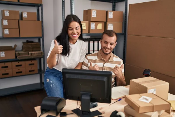 Young Hispanic People Working Small Business Ecommerce Smiling Happy Positive — Foto de Stock
