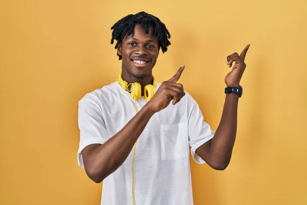 Young African Man Dreadlocks Standing Yellow Background Smiling Looking Camera — Stock Photo, Image