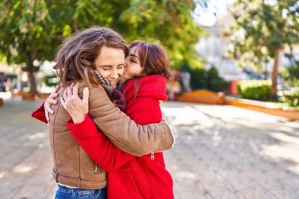 Δύο Γυναίκες Μητέρα Και Κόρη Αγκαλιάζονται Φιλιούνται Στο Πάρκο — Φωτογραφία Αρχείου