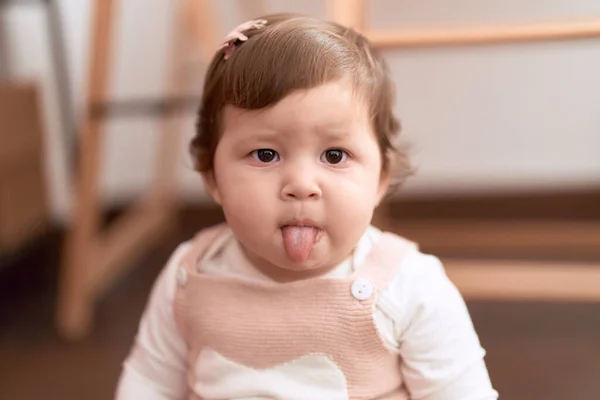 Liebenswertes Kleinkind Sitzt Hause Mit Zunge Aus Dem Mund Auf — Stockfoto