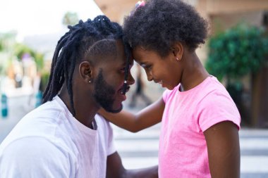 Baba ve kızı gülümsüyor.