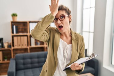 Muayenehanede çalışan genç bir kadın el ele verip hata yaptığını hatırladı. Unuttum, kötü hafıza kavramı. 