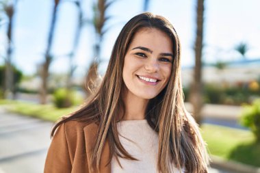 Sokakta kendine güvenen güzel İspanyol bir kadın.