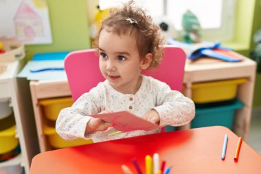 Sevimli İspanyol çocuk. Anaokulunda kendine güvenen bir çocuk.