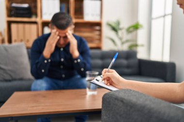 Genç Latin bir hasta psikoloji kliniğinde psikolog seansı yaptığını vurguladı.