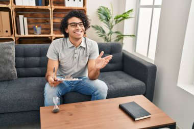 Genç İspanyol psikolog psikoloji merkezinde seans yapıyor.