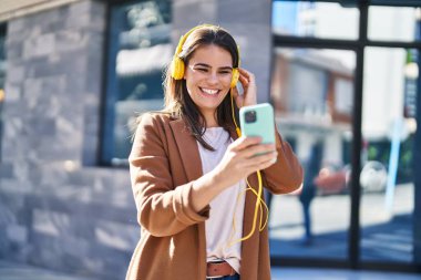 Genç, güzel, İspanyol bir kadın. Kendine güvenen, sokakta müzik dinleyen.