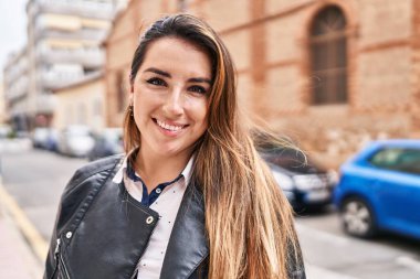 Sokakta kendine güvenen güzel İspanyol bir kadın.