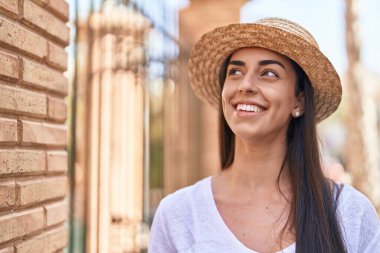 Sokakta kendine güvenen İspanyol bir turist.