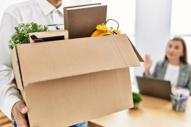 Orta yaşlı erkek ve kadın işçiler çalışanı kovuyor.