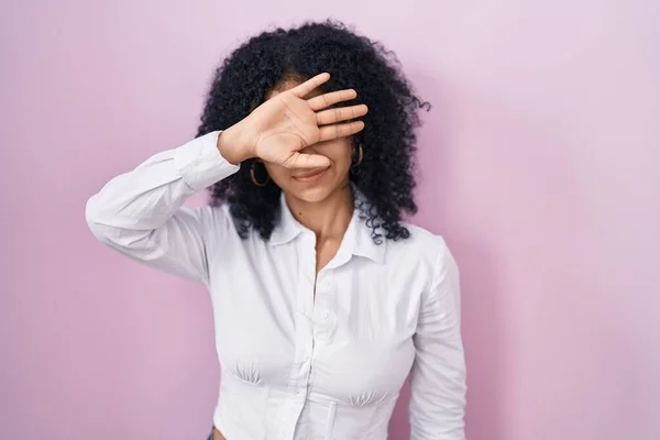 Hispanic Woman Curly Hair Standing Pink Background Covering Eyes Hand — Stock Photo, Image