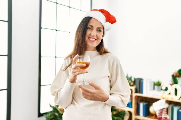 Middelbare Leeftijd Spaanse Vrouw Toasten Met Champagne Stand Kerstboom Thuis — Stockfoto