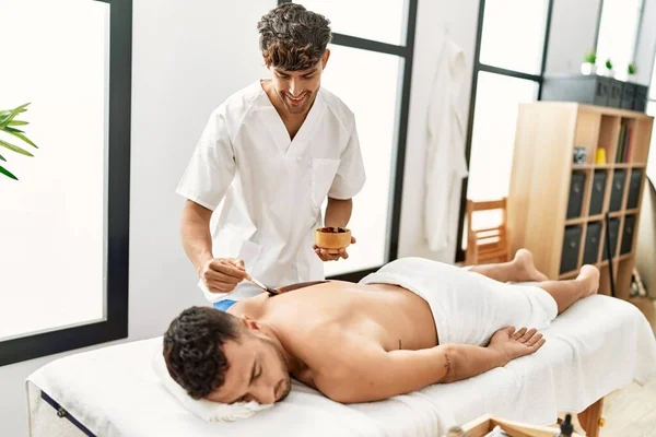 Spanyol Erkek Fizyoterapist Hasta Güzellik Merkezinde Cilt Bakımı Yaptırıyor — Stok fotoğraf