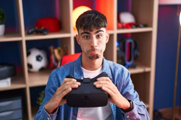 Young Hispanic Man Wearing Virtual Reality Glasses Depressed Worry Distress — ストック写真
