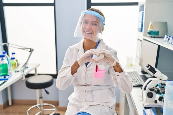 Mujer Rubia Joven Que Trabaja Laboratorio Científico Vistiendo Mascarilla Sonriendo — Foto de Stock