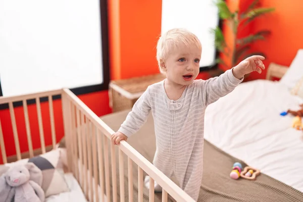 Liebenswertes Blondes Kleinkind Hält Puppe Auf Bett Schlafzimmer — Stockfoto