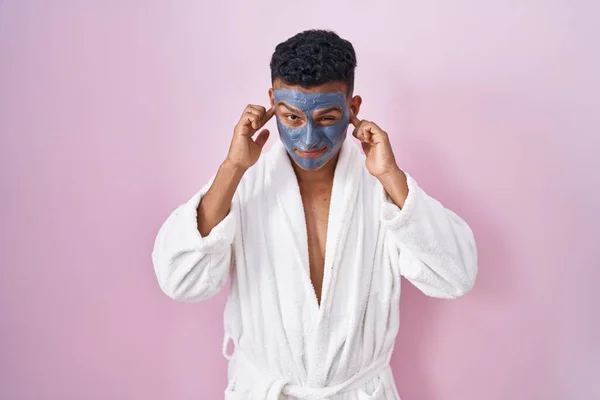 Jeune Homme Hispanique Portant Masque Beauté Peignoir Bain Couvrant Les — Photo