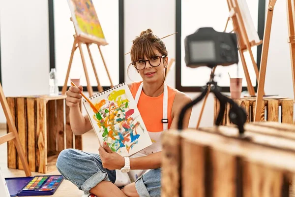 Mujer Hispana Joven Mostrando Cuaderno Dibujo Clase Línea Estudio Arte — Foto de Stock