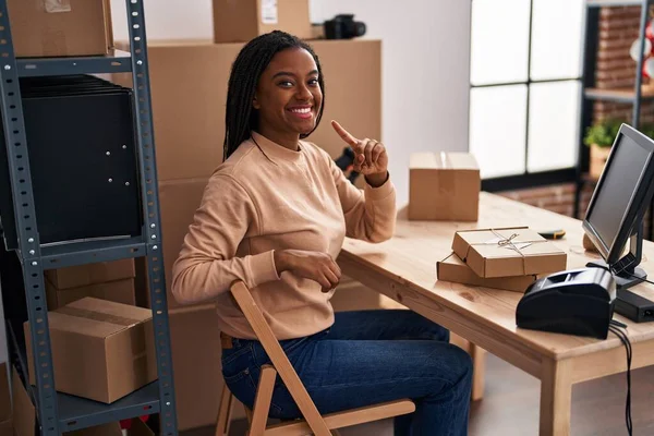 Молодий Афроамериканський Американець Косами Працюють Малого Бізнесу Електронної Комерції Посміхається — стокове фото
