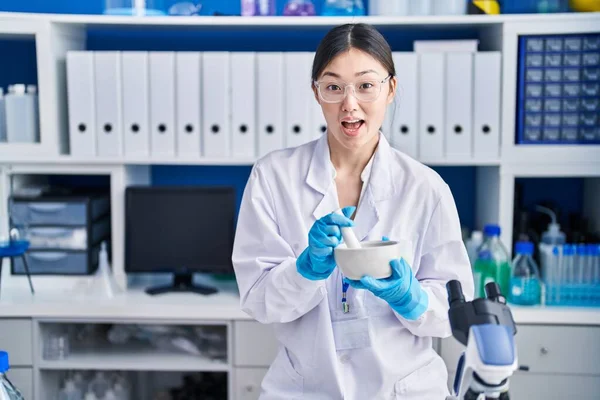 Chinese Young Woman Working Scientist Laboratory Mixing Celebrating Crazy Amazed — Stockfoto