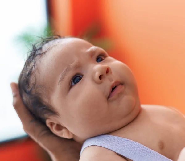 愛らしいHispanic幼児上の母腕にホーム — ストック写真