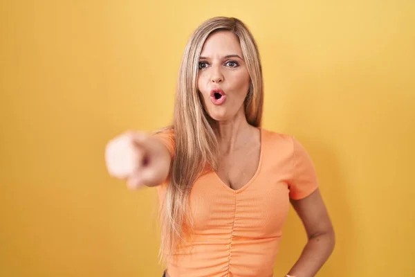 Young Woman Standing Yellow Background Pointing Finger Surprised Ahead Open —  Fotos de Stock