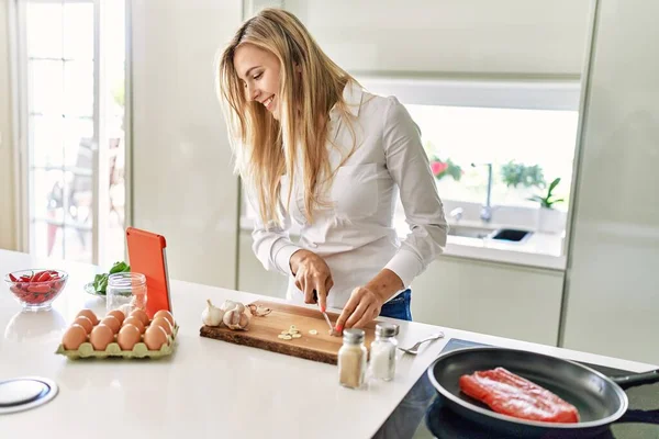 Mladá Blondýna Žena Pomocí Touchpad Vaření Kuchyni — Stock fotografie