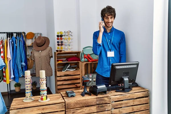 Ung Latinamerikan Man Talar Smartphone Arbetar Kläder Butik — Stockfoto